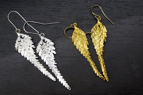 il_fullxfull.1495300544_niby-1.jpg Fern Leaf Earrings: 14K Gold Plated Sterling Silver Drop – Bild 1