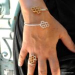 Honeycomb Cuff Bracelet: Electroformed Bee Design - Sterling Silver – Bild 3